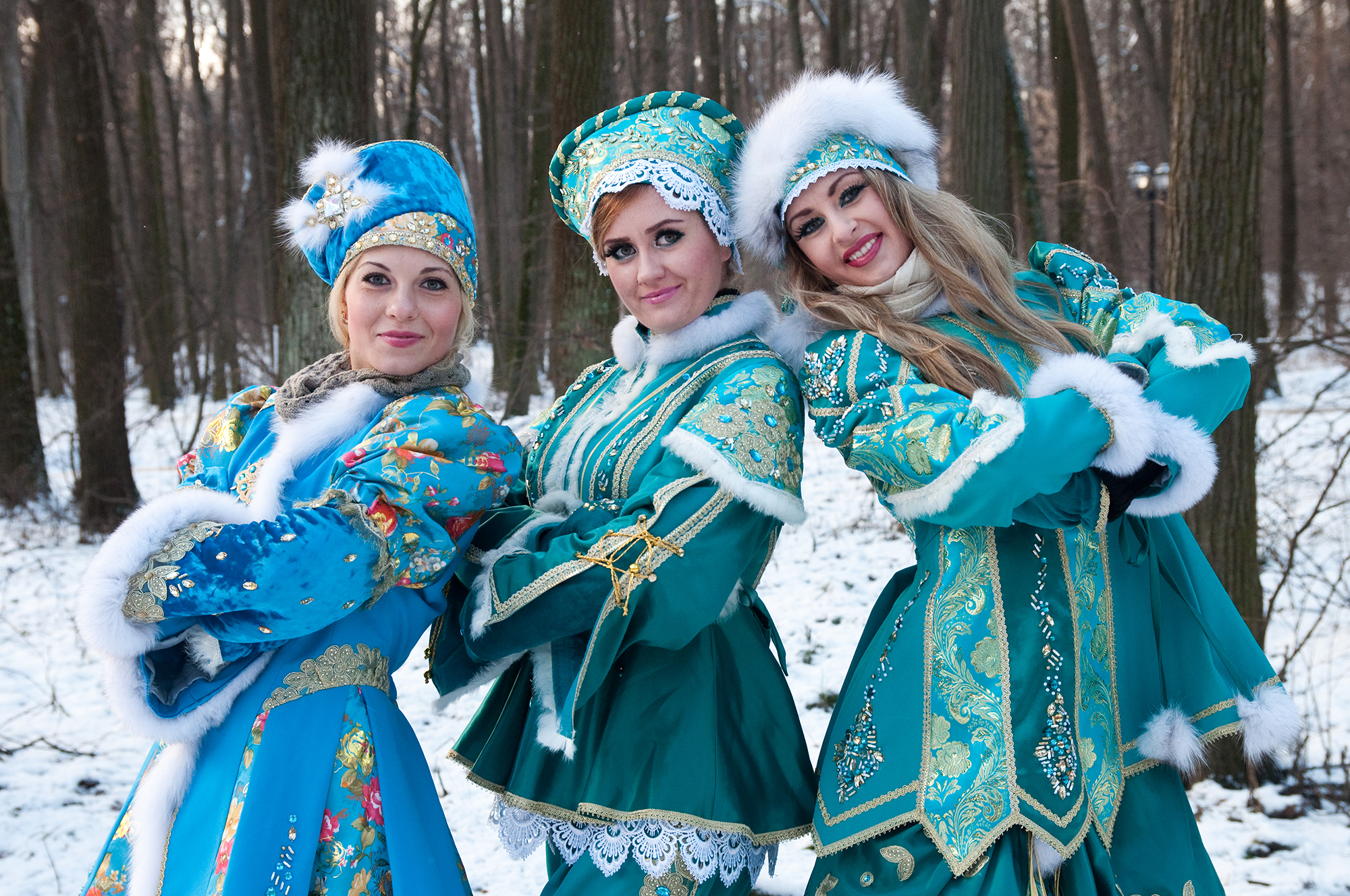 Первая национальная группа. Костюмы для фольклорного коллектива. Стилизованный русский костюм. Народные стилизованные костюмы для ансамбля. Костюмы фольклорные ансамбли.